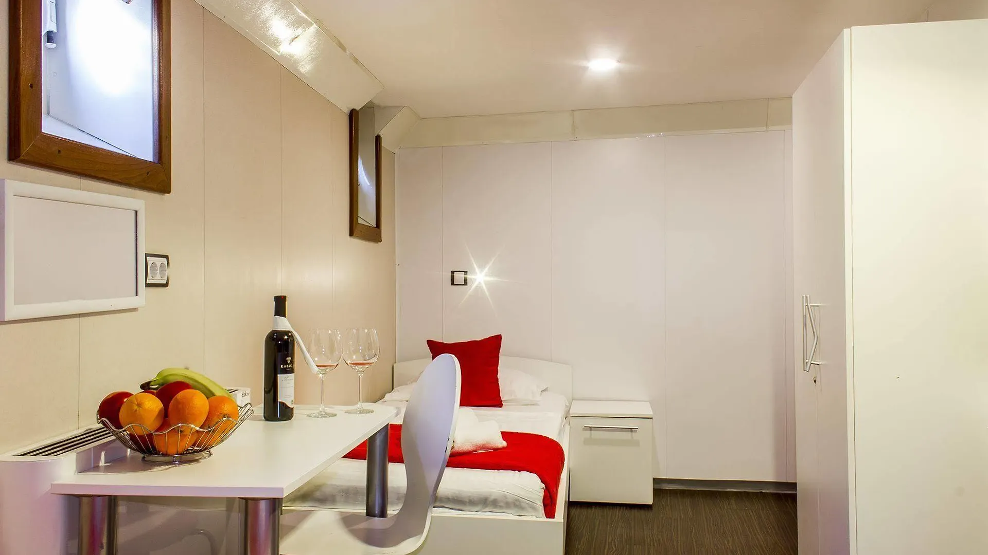 Botel Marina Hostel