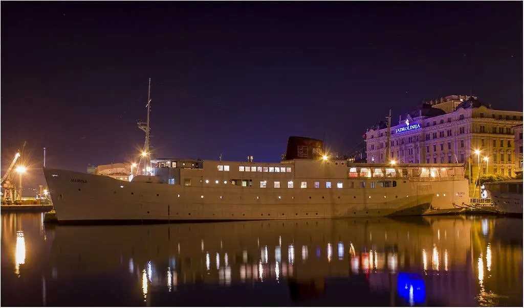 Botel Marina Rijeka 2*,